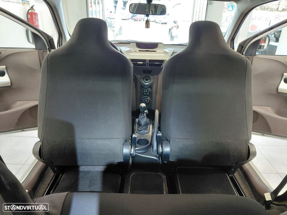 Toyota iQ 1.0 VVT-i - 32