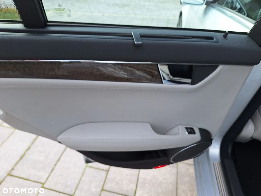 Mercedes-Benz Klasa C 250 CGI BlueEff Elegance - 24