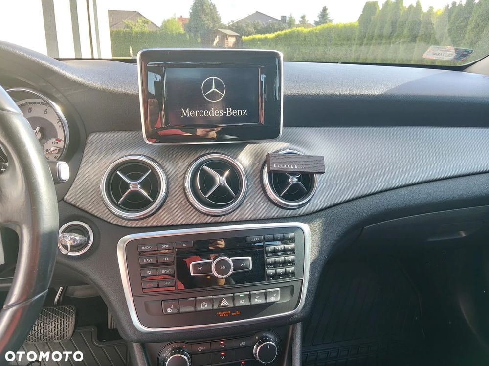Mercedes-Benz GLA 200 7G-DCT - 32