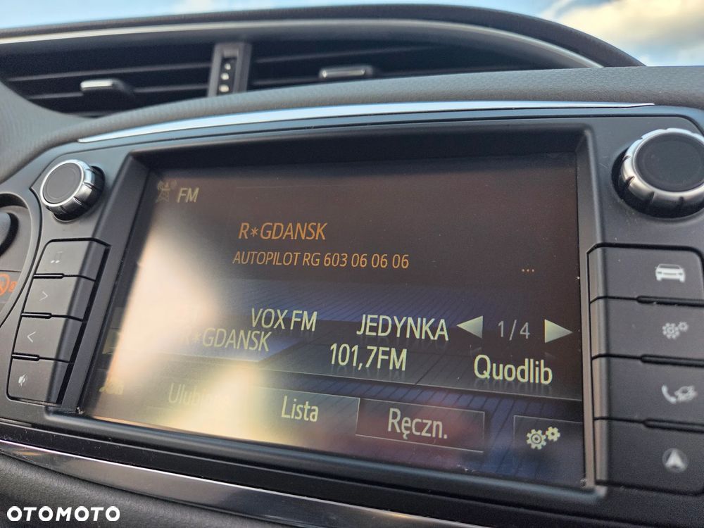 Toyota Yaris Hybrid 100 Premium EU6 - 22