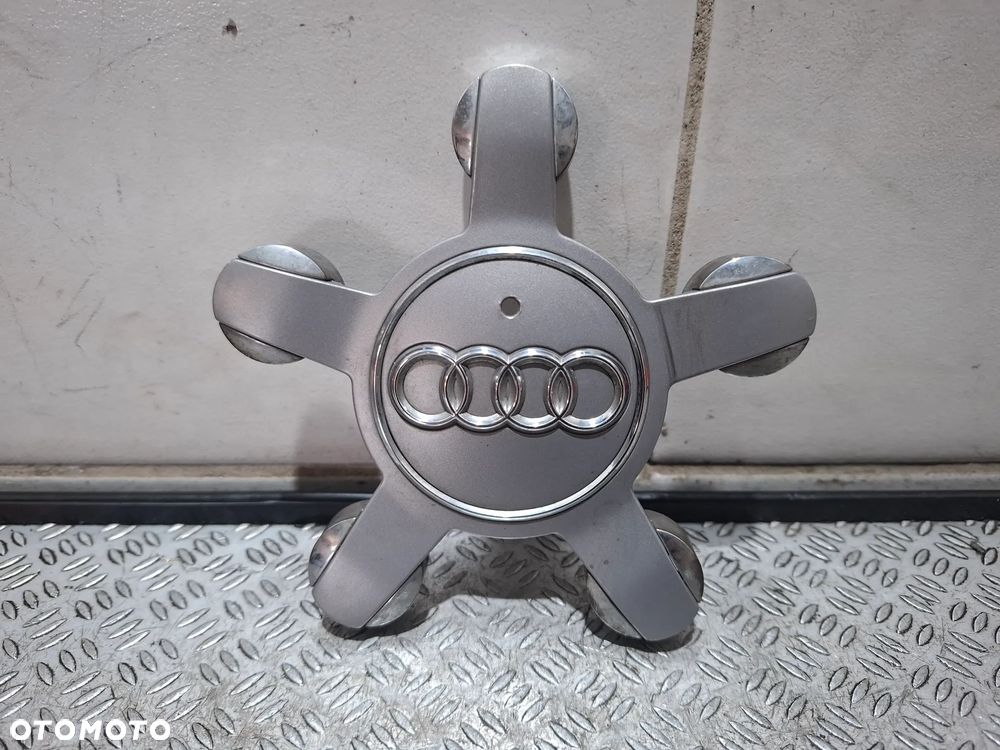 Dekielek oryginał szary Audi nr 8R0601165 - 1