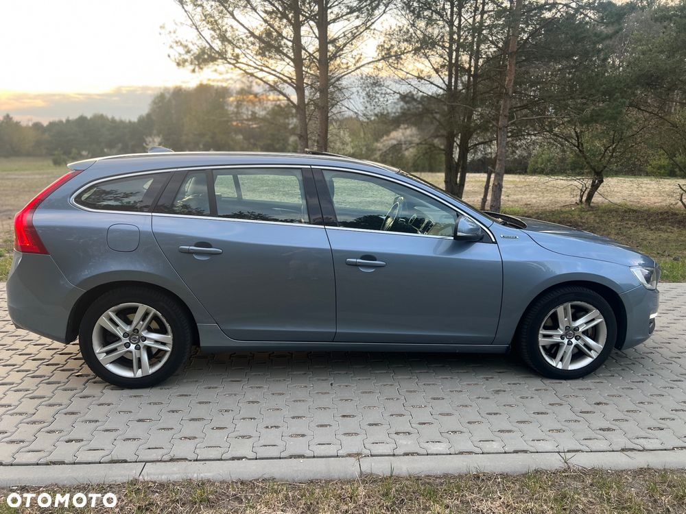 Volvo V60 D6 AWD Plug-in Hybrid Summum - 2