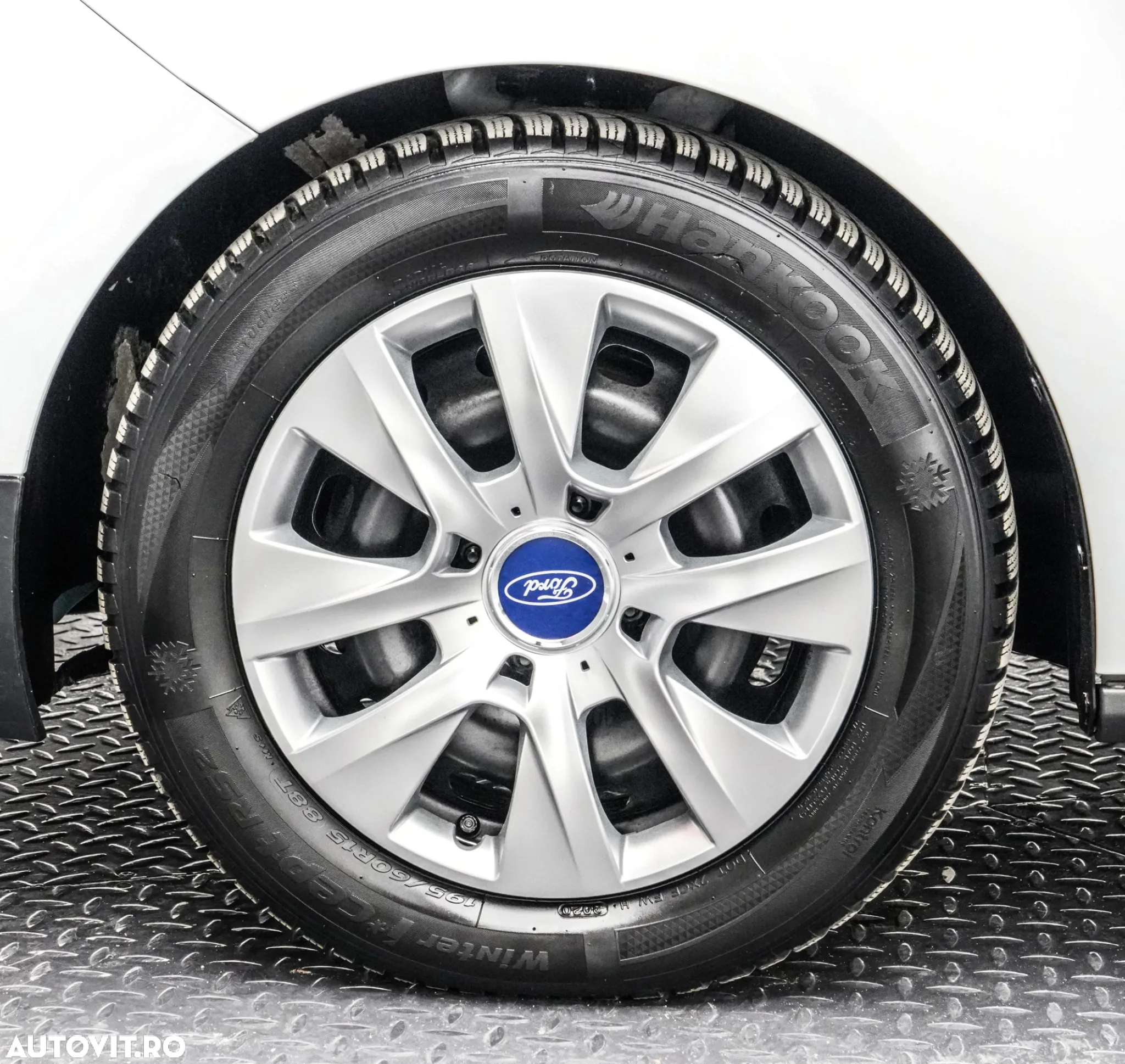 Ford Transit Courier - 17