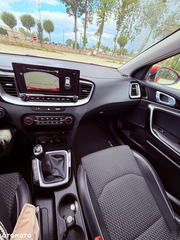 Kia Ceed 1.6 CRDi (48V Mild-Hybrid) Platinum - 25