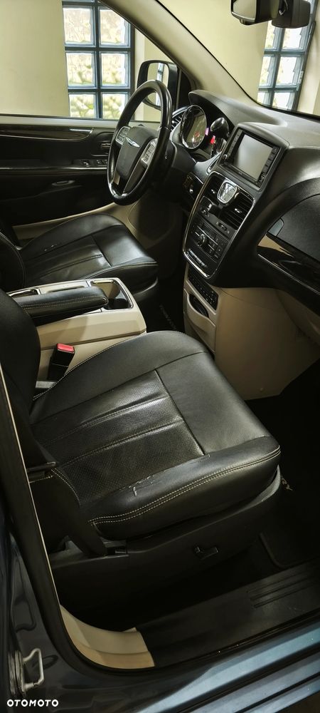 Chrysler Town & Country - 19