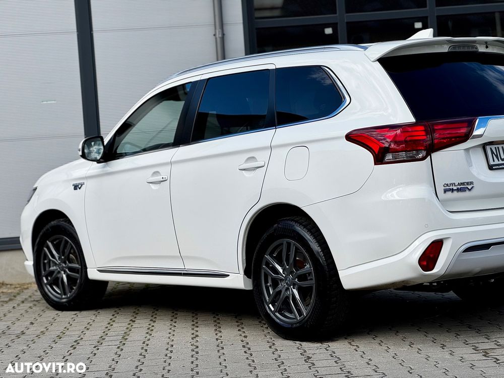 Mitsubishi Outlander 2.4 4WD Plug-In Hybrid Plus - 32