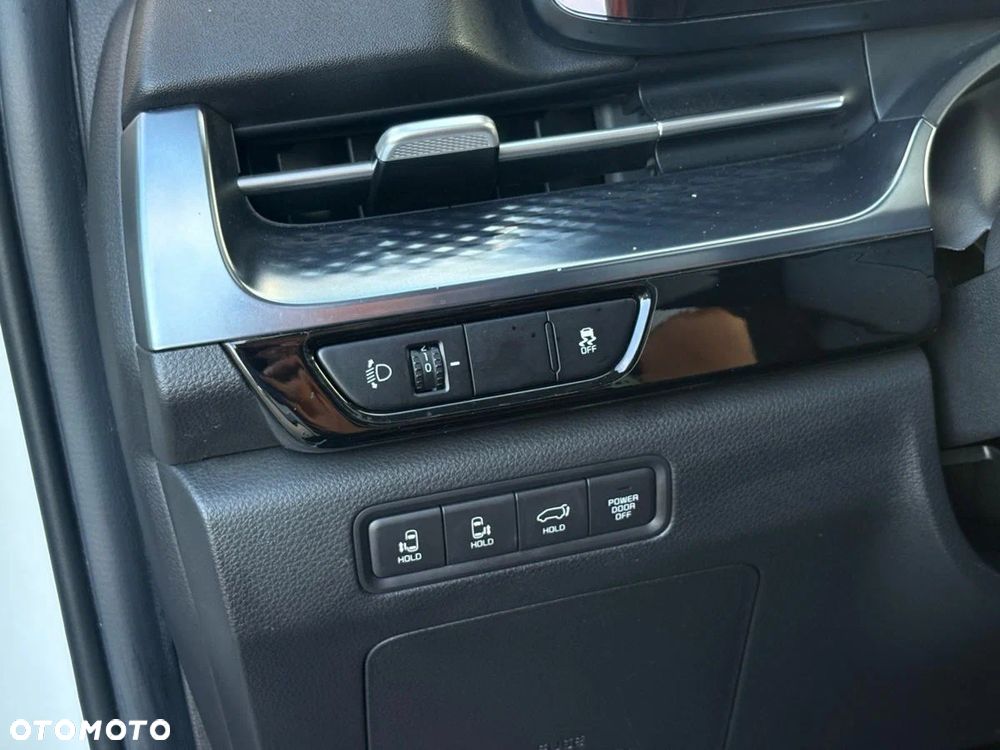 Kia Carnival - 26