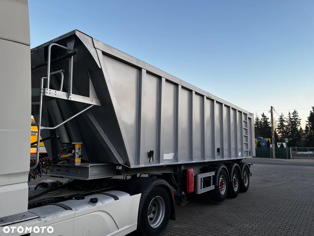 Benalu 40 m3 LEKKA 5,5 T CAŁA ALUMINIOWA KLAPO-DZWI SPROWADZONA Z FRANCJI OŚ PODNOSZONA - 1