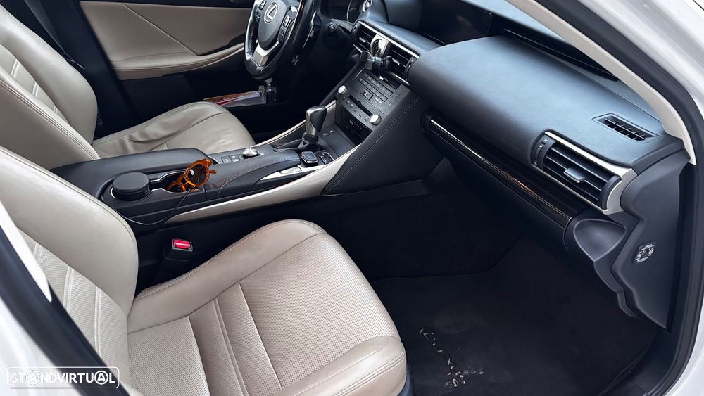 Lexus IS 300H Luxury - 24