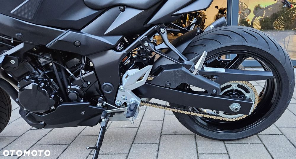 Suzuki GSR - 33