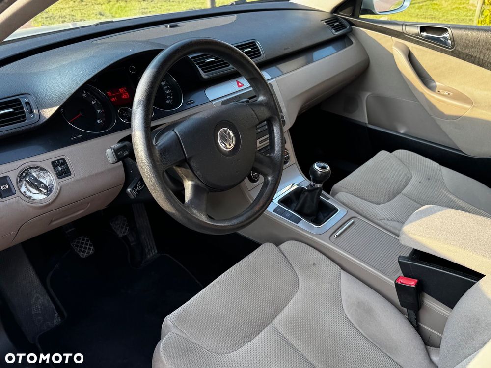Volkswagen Passat 1.6 FSI Highline - 16