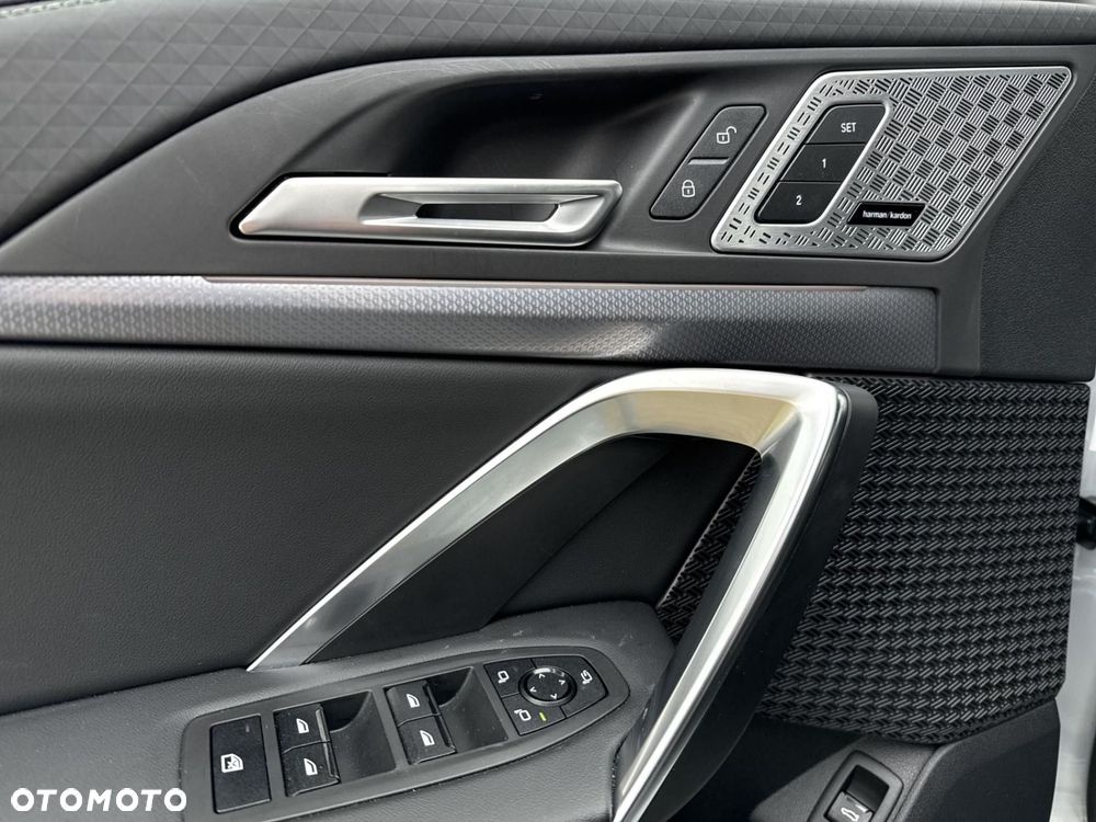 BMW iX2 xDrive30 66.5kWh M Sport - 13