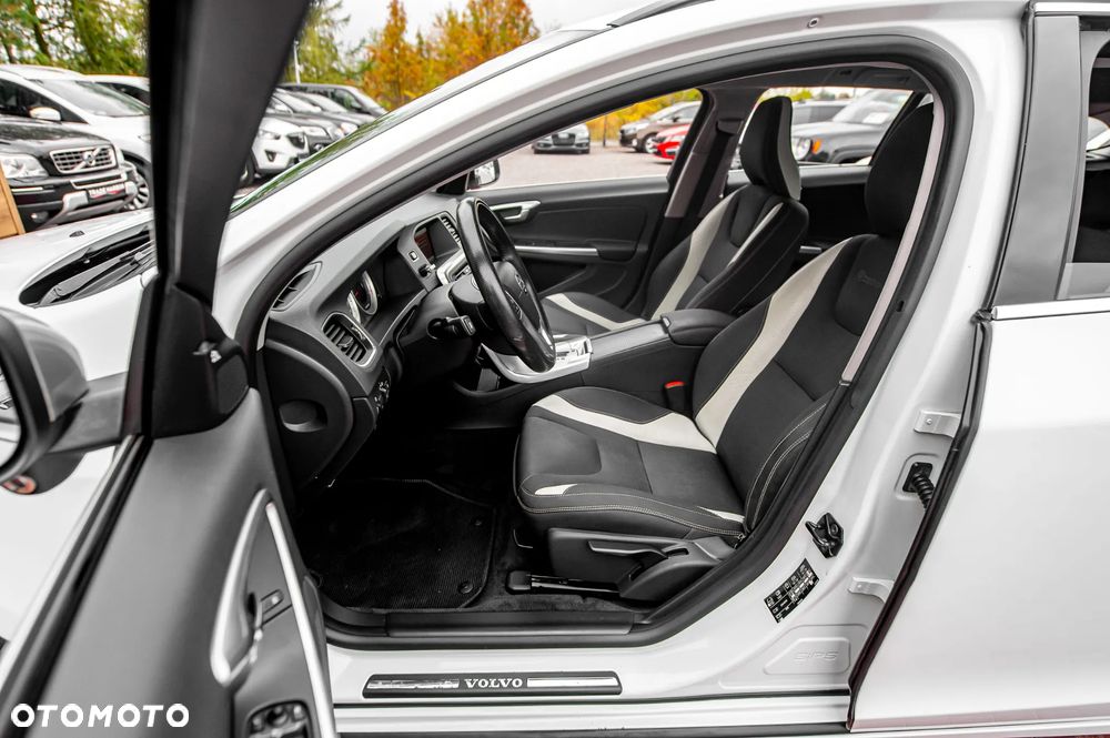 Volvo V60 D5 AWD Geartronic R-Design - 18