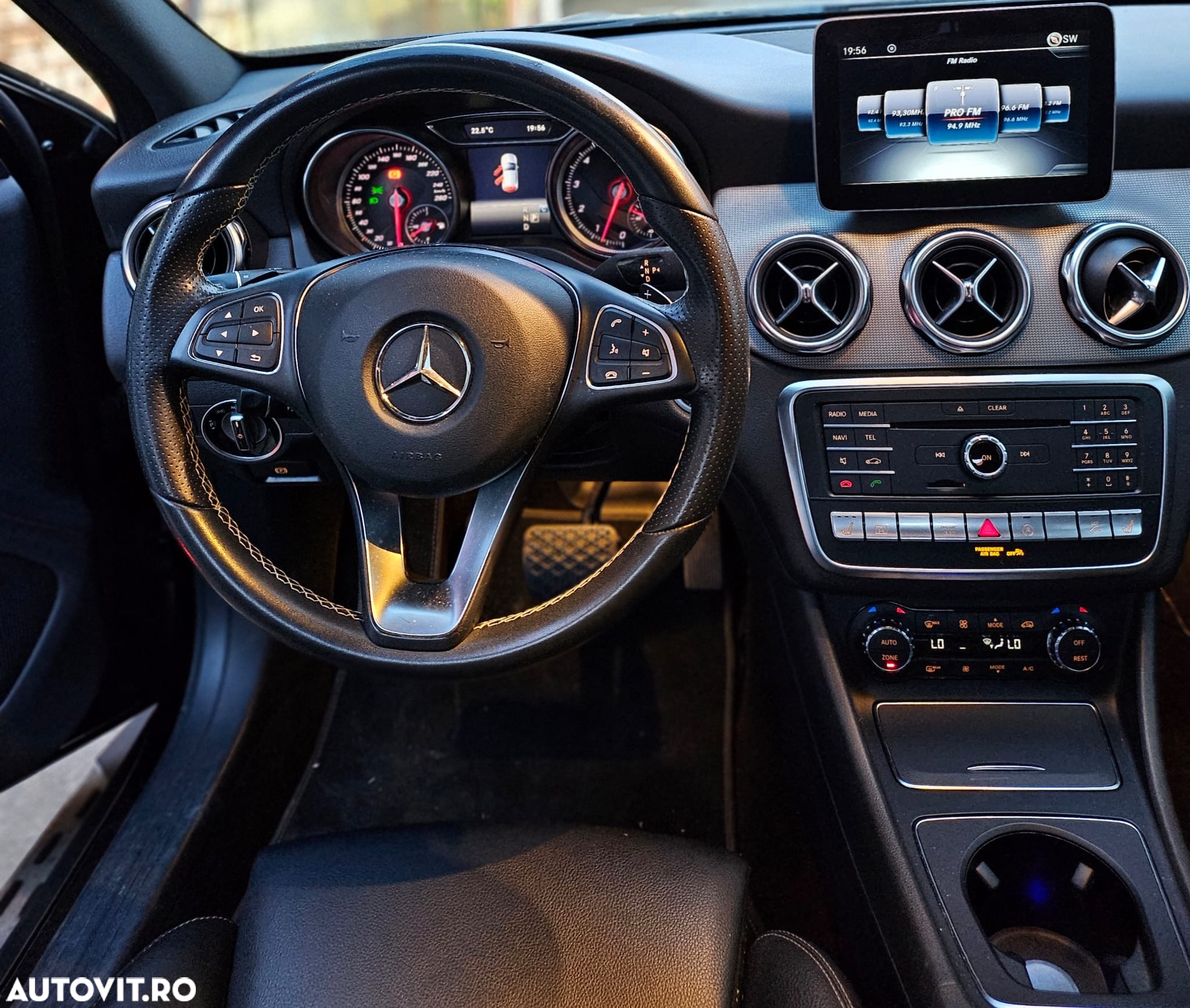 Mercedes-Benz GLA 250 4Matic 7G-DCT - 14
