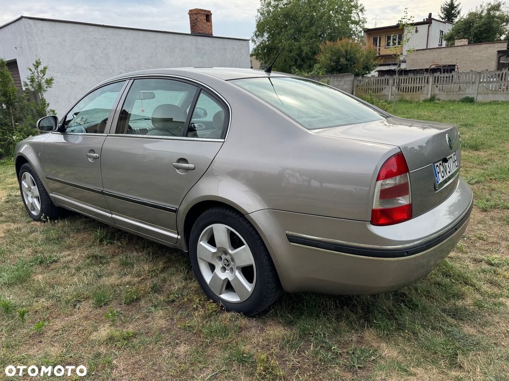 Skoda Superb 2.8 V6 Elegance Tiptr - 4