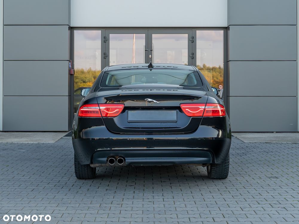 Jaguar XE 2.0 D Prestige - 6