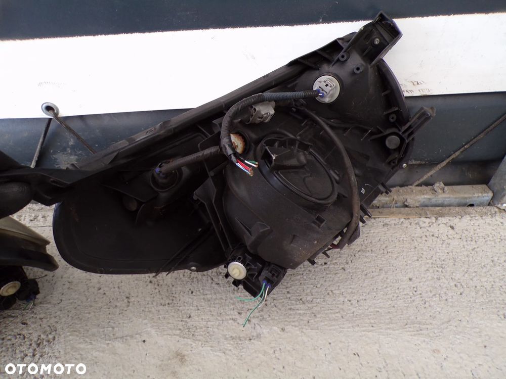 LAMPA LEWY PRAWY PRZÓD TOYOTA IQ - 4