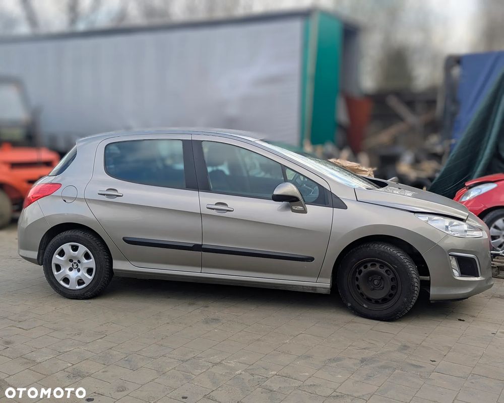 Peugeot 308 2011 1.2 benzyna - Oferuję Peugeot 308 z 2011 roku z silnikiem 1.2 benzyna. Pojazd przeznaczony wyłącznie na części.  Samochód nie jest oferowany jako pojazd do jazdy ani do rejestracji. Sprzedaż dotyczy poszczególnych części i podzespołów.  Silnik uszkodzony. Auto kompletne – wiele elementów w dobrym stanie.  Dane podstawowe pojazdu Marka: Peugeot Model: 308 Rok produkcji: 2011 Silnik: 1.2 benzyna Skrzynia biegów: manualna Nadwozie: hatchback Kolor: czarny Dostępne części (przykładowo): elementy karoserii (drzwi, maska, zderzak) reflektory i lampy skrzynia biegów zawieszenie wnętrze moduły i elektronika układ hamulcowy inne części – zapytaj o dostępność Informacje dodatkowe Sprzedaż części pojedynczych Silnik uszkodzony Cena zależna od wybranej części Możliwa wysyłka lub odbiór osobisty Kontakt przez wiadomość lub telefonauto na części - 3