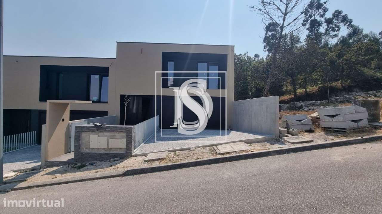 Vivendas T3, gaveto em banda situada em Lanhoso- Póvoa de Lanhoso - Grande imagem: 3/36
