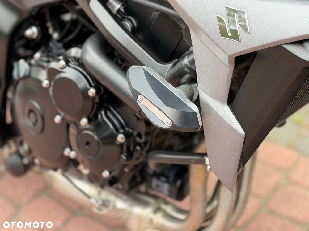 Suzuki GSR - 25