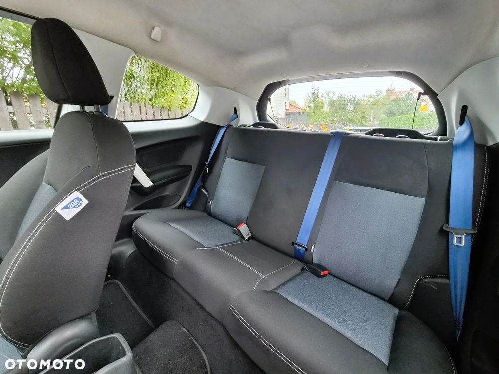 Peugeot 208 - 8