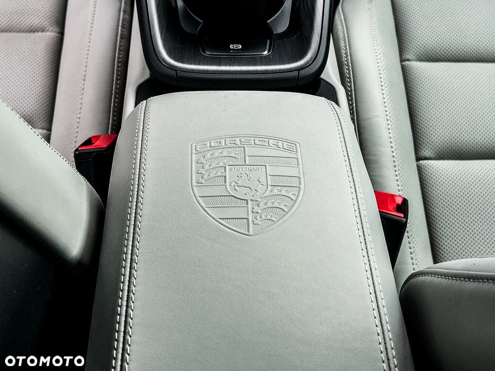 Porsche 911 Carrera 4 GTS Cabrio - 8