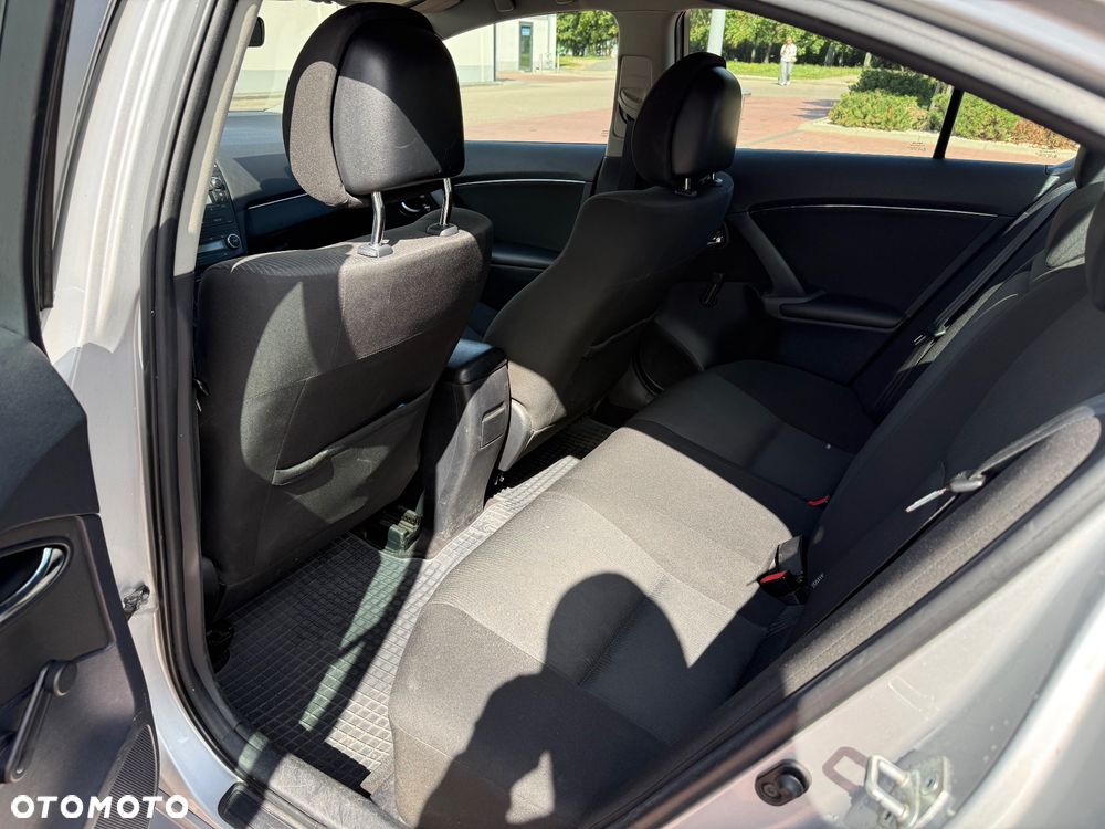 Toyota Avensis 1.6 Luna - 12