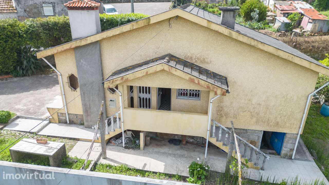 Moradia T3 inserida num terreno com 1500 m² localizada em Pedroso - Grande imagem: 3/47