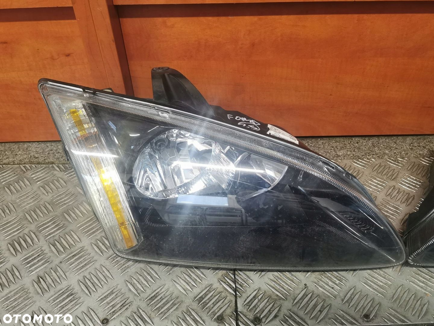 LAMPA LEWY PRZÓD FORD FOCUS MK2 UK 4M51-13W030-KB - 3