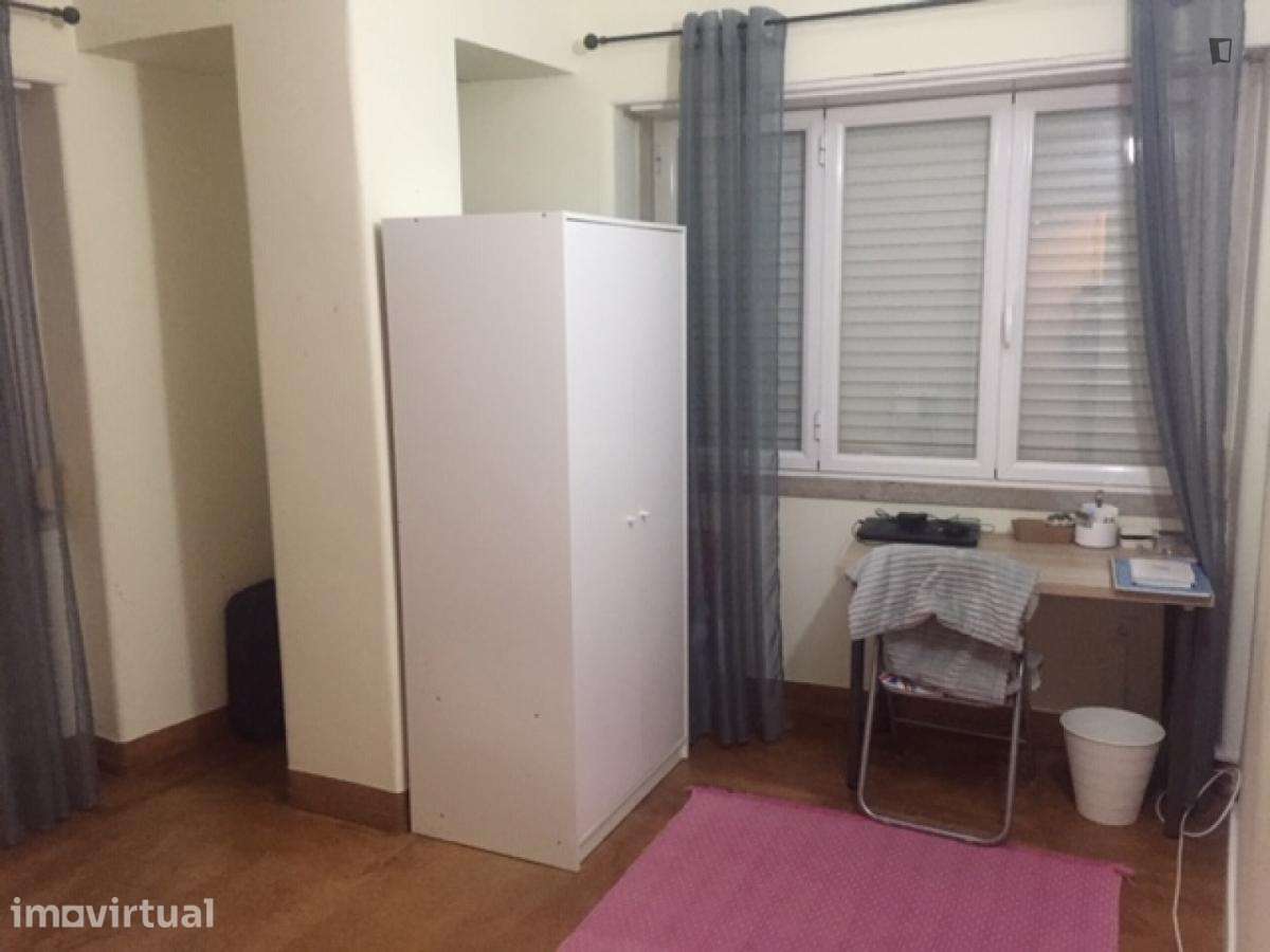 Quarto - localizado em Campo Grande Lisbon - Grande imagem: 3/13
