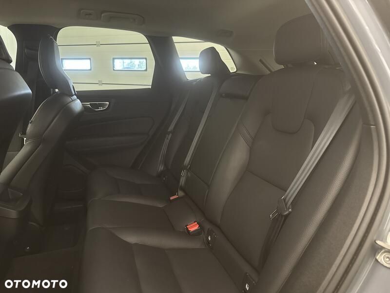 Volvo XC 60 B4 D AWD Momentum Pro - 20