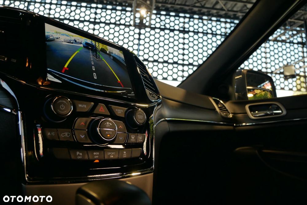 Jeep Grand Cherokee - 24