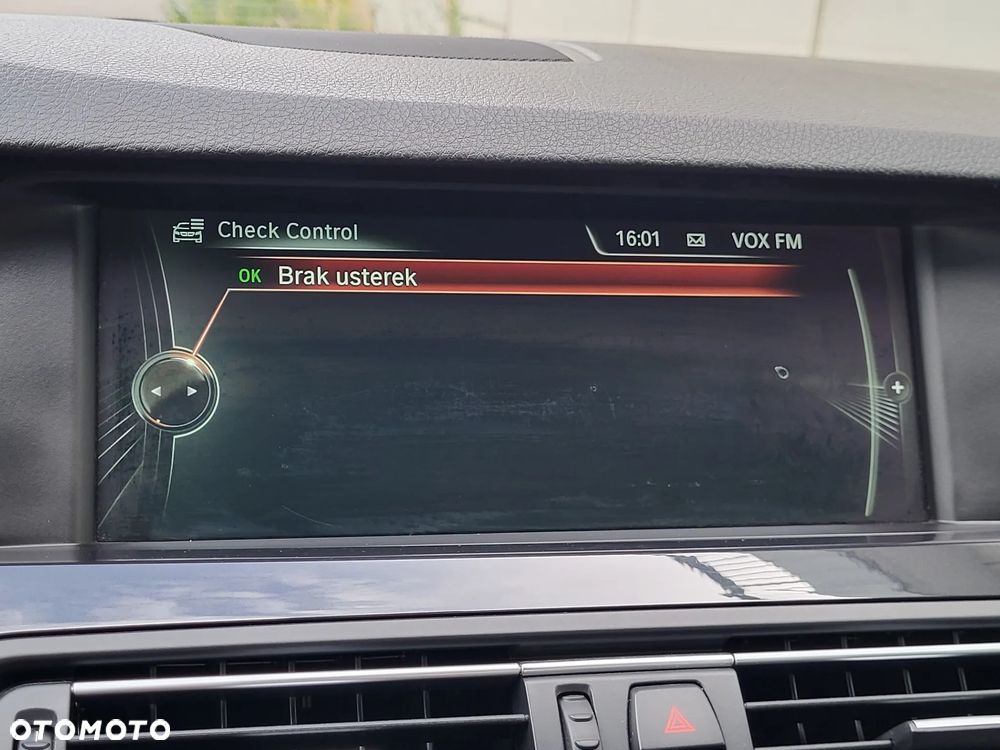BMW Seria 5 525d xDrive - 14