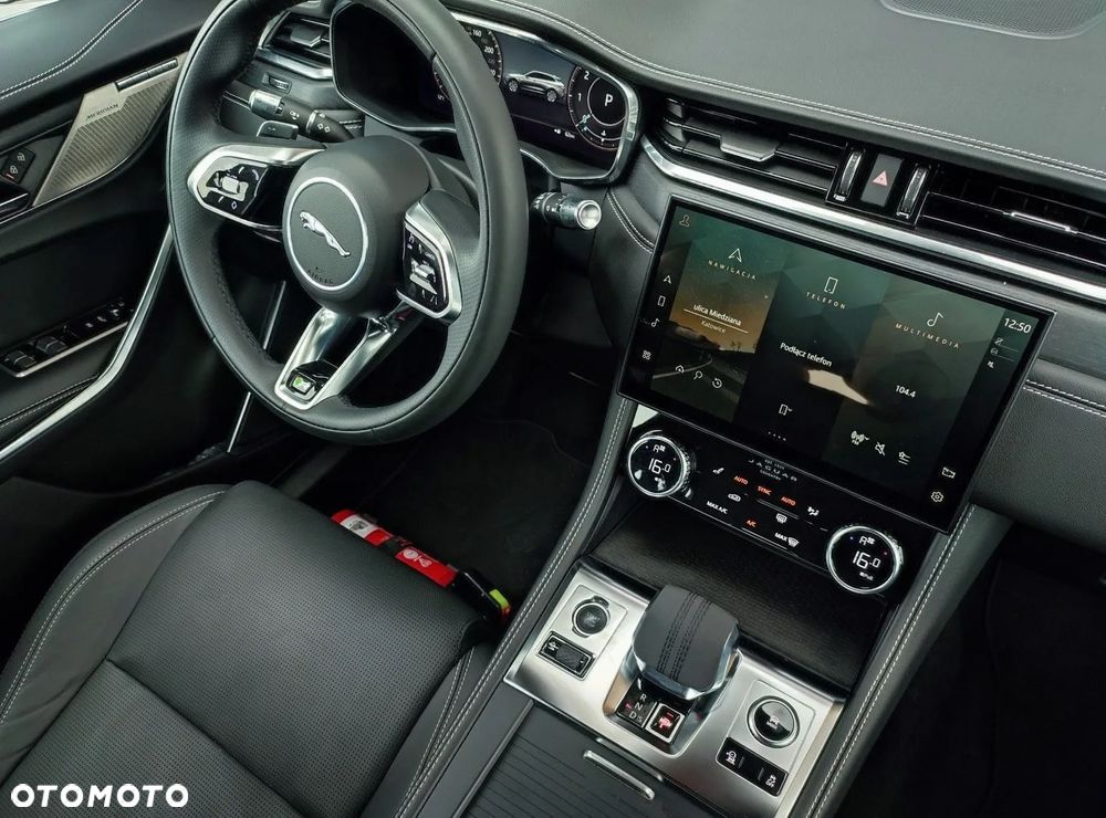 Jaguar F-Pace P250 AWD R-Dynamic HSE - 24