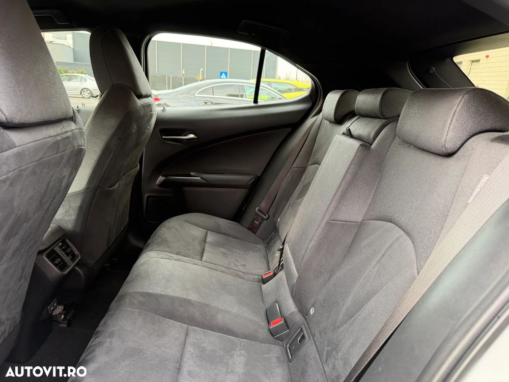 Lexus UX 250h FWD Business - 22