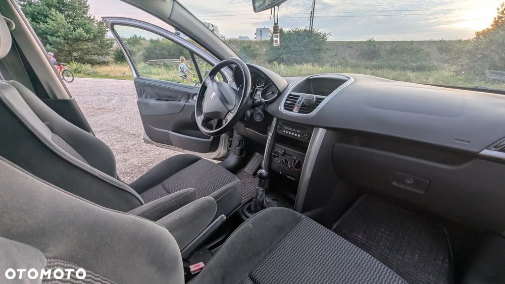 Peugeot 207 1.4 16V Trendy - 10