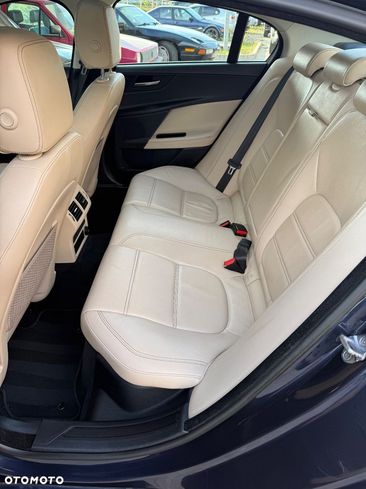 Jaguar XE 2.0 D Prestige - 10