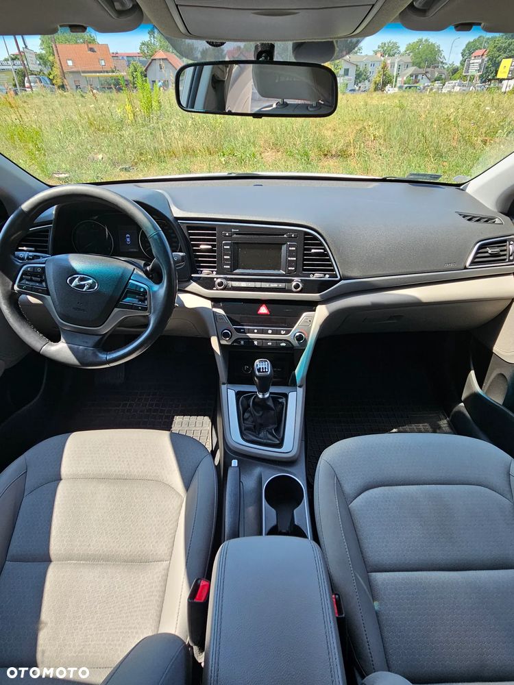 Hyundai Elantra - 11