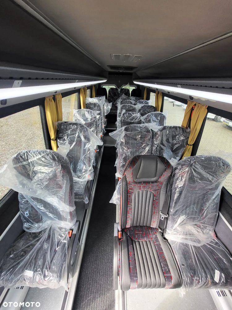 Volkswagen Crafter 24 - miejsca + 3 stojące - 11