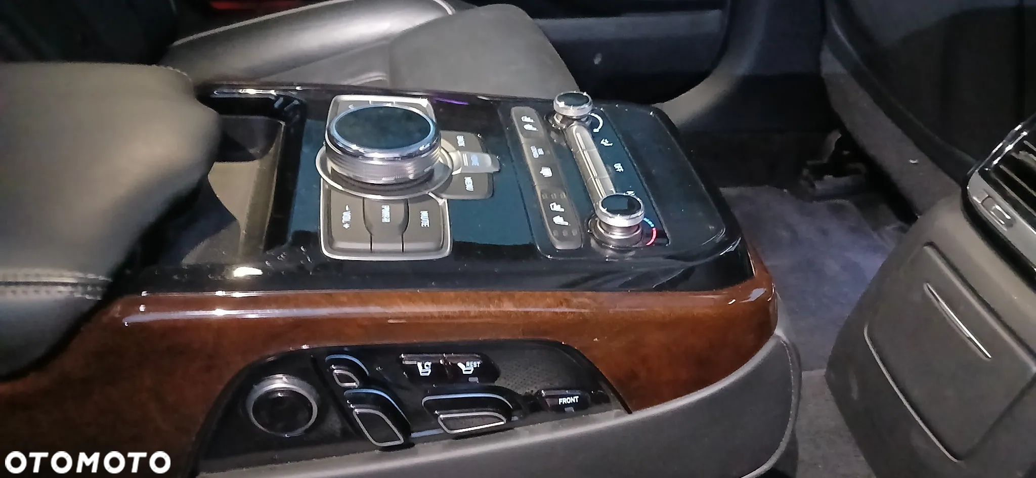 Genesis G90 - 21