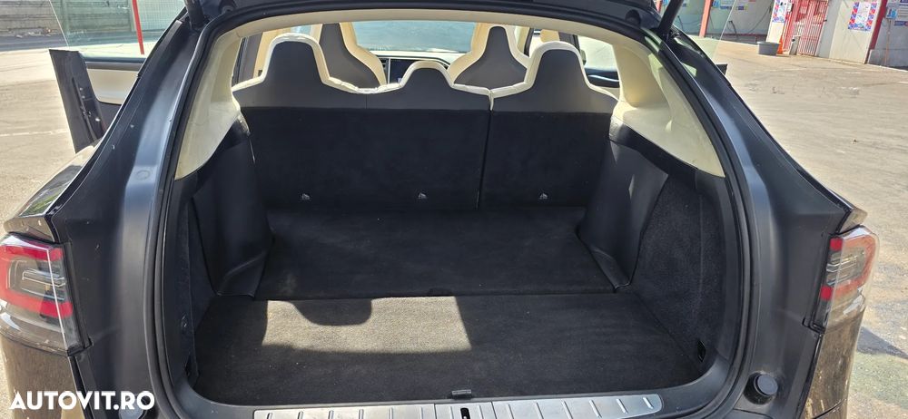 Tesla Model X - 15