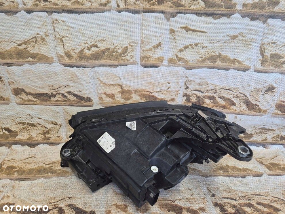 Reflektor prawa Mercedes-Benz E W213 A2139069604 niebieskie paski - 10