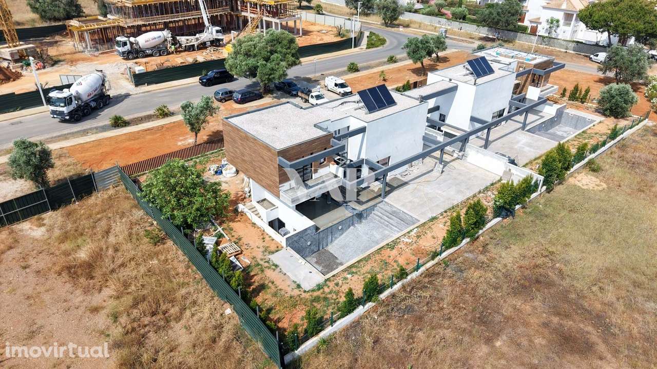 VILAMOURA - Moradia em banda V3 +1 no estilo contemporâneo - Grande imagem: 4/34