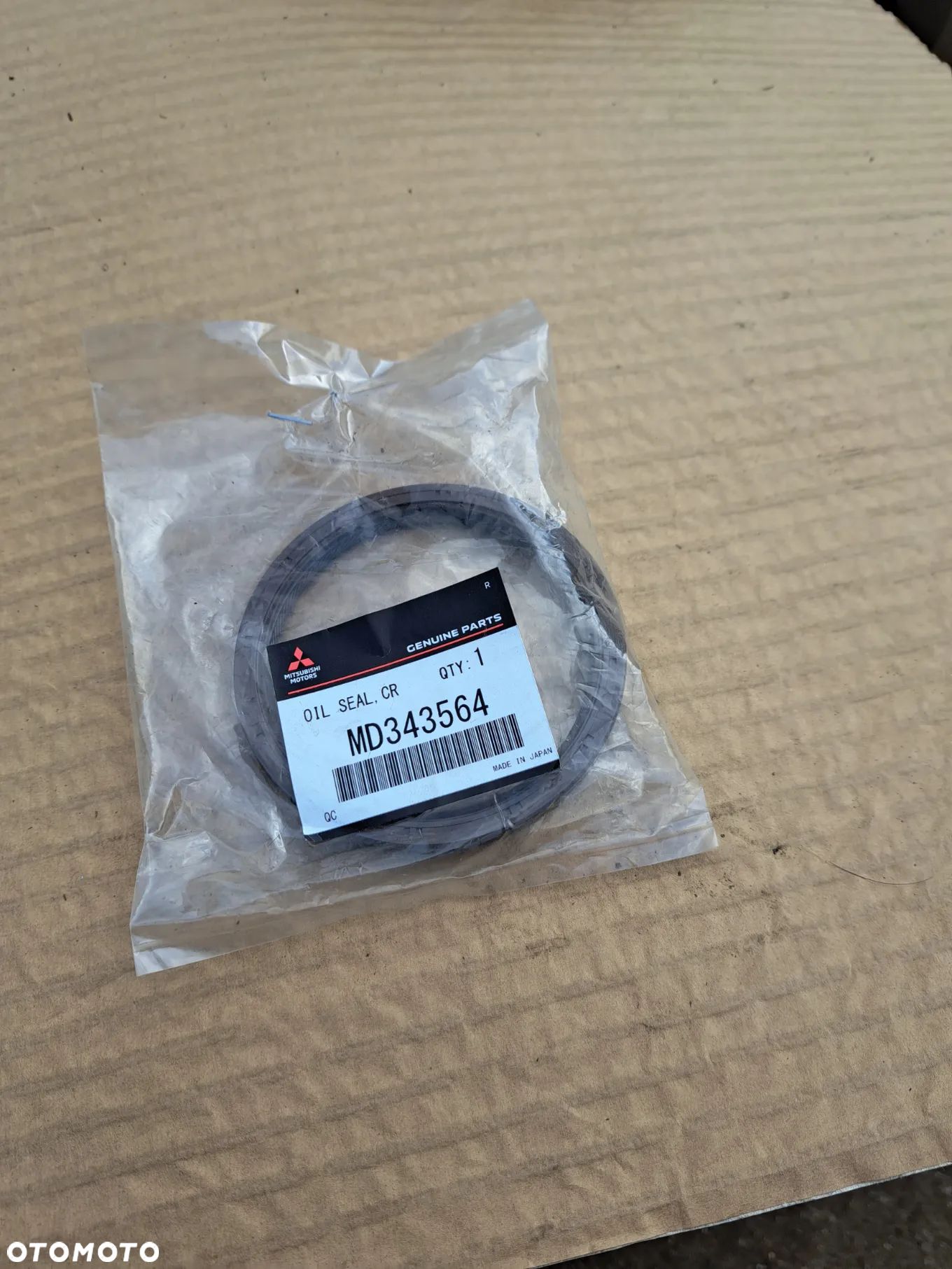 Uszczelniacz wału korbowego tylny Mitsubishi L200 Pajero I II III Pajero Sport 2.5 TD MD343564 Hyundai Galloper H1 H100 2.5 Terracan OIL SEAL CRANKSHAFT - 1