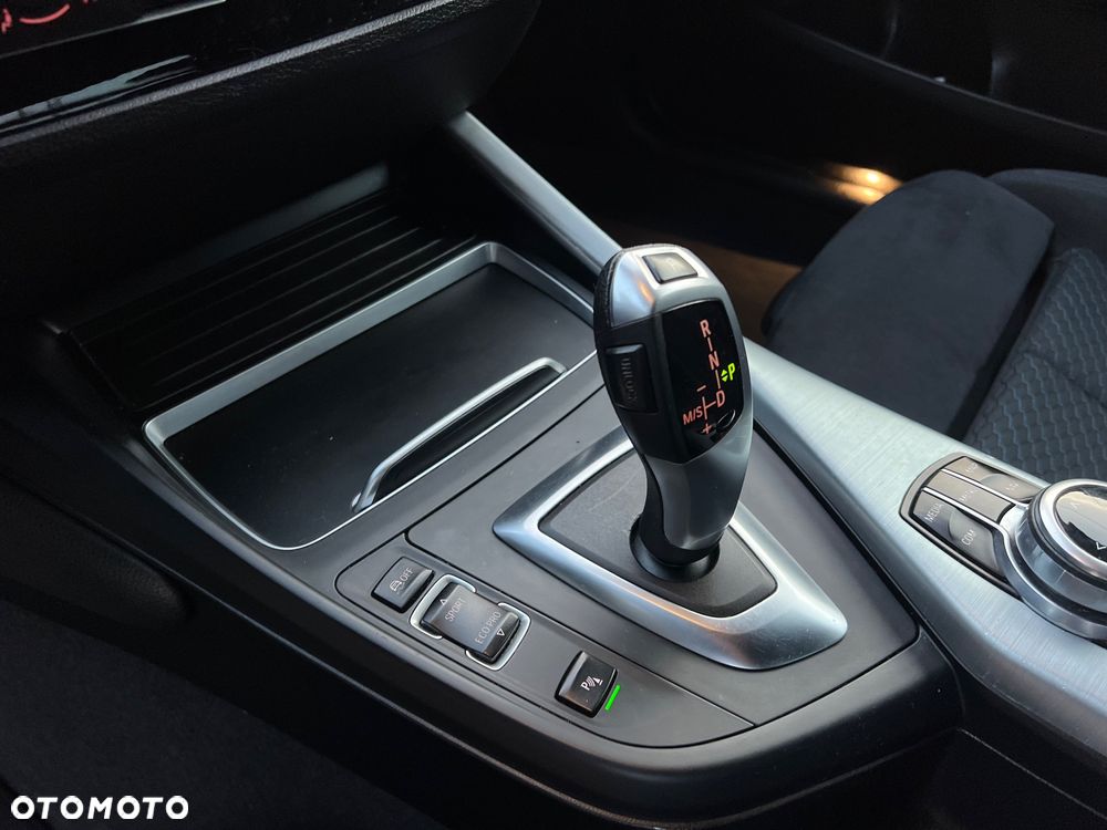 BMW Seria 2 218d - 16