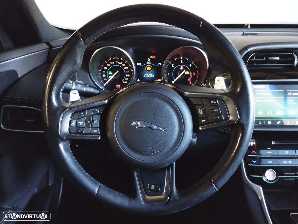 Jaguar XE 2.0 D R-Dynamic SE - 12