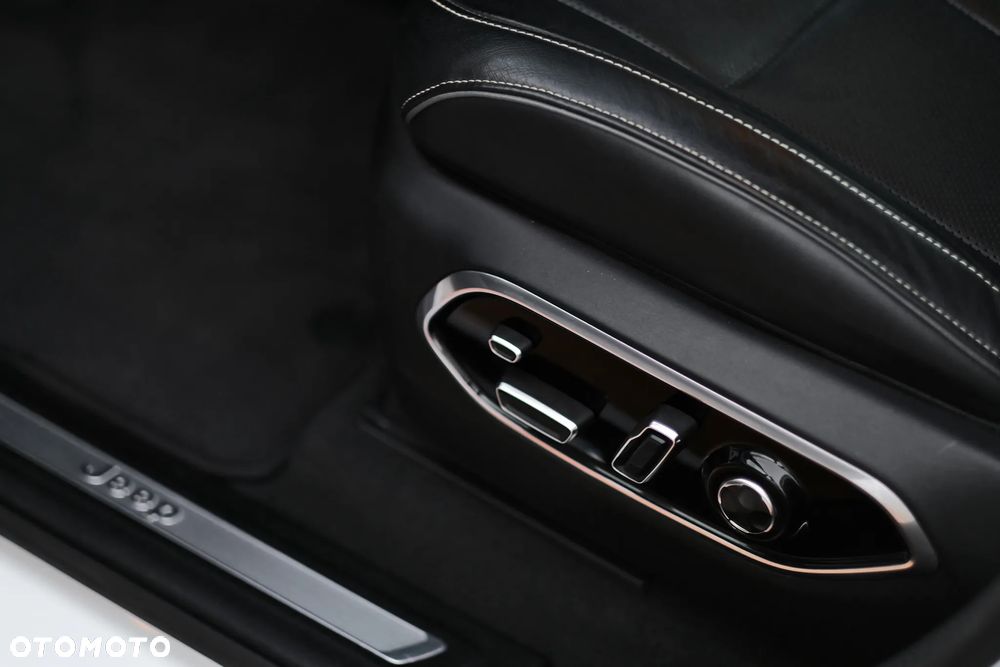 Jeep Grand Cherokee - 23