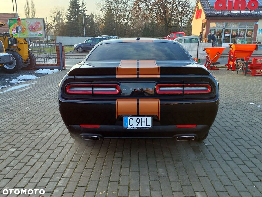 Dodge Challenger - 12