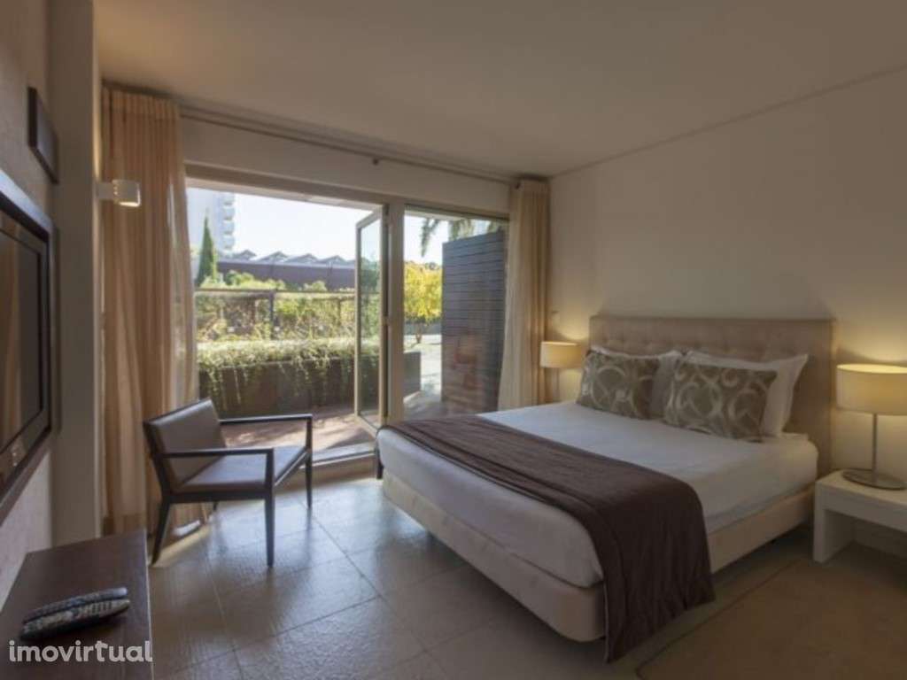 T2 com piscina e jardim privados, à frente da praia de Tróia - Grande imagem: 3/24