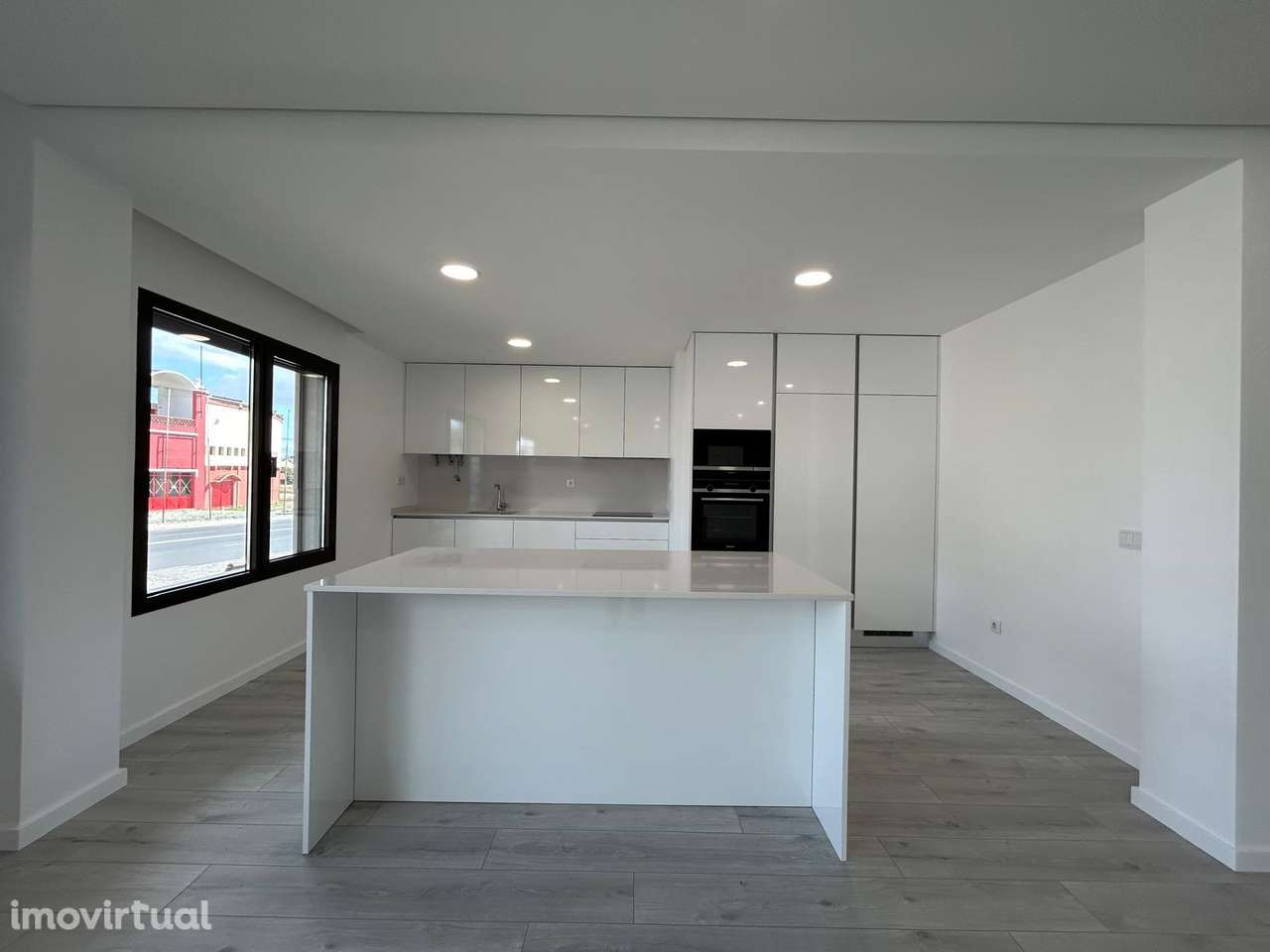 Apartamento T3 Novo com Varanda e Ar Condicionado - Grande imagem: 3/16